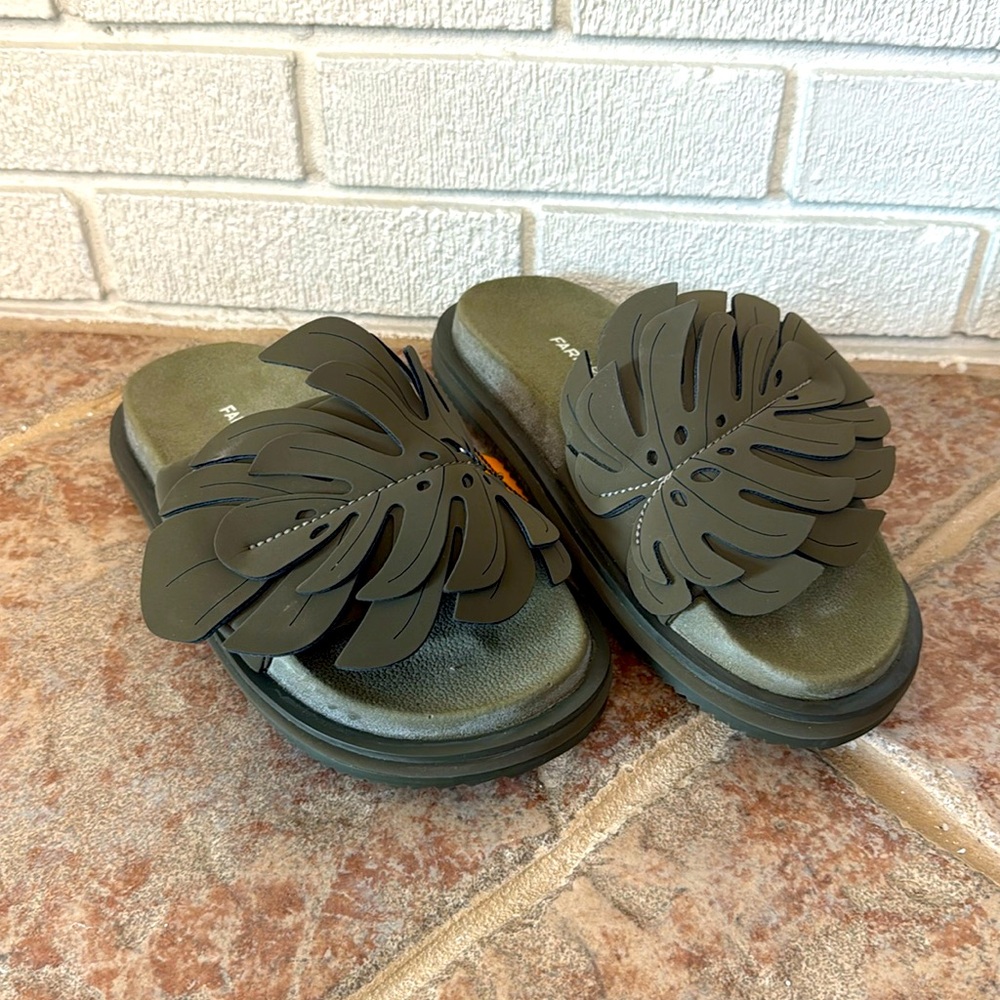 Farm Rio Palm Leaf Slides